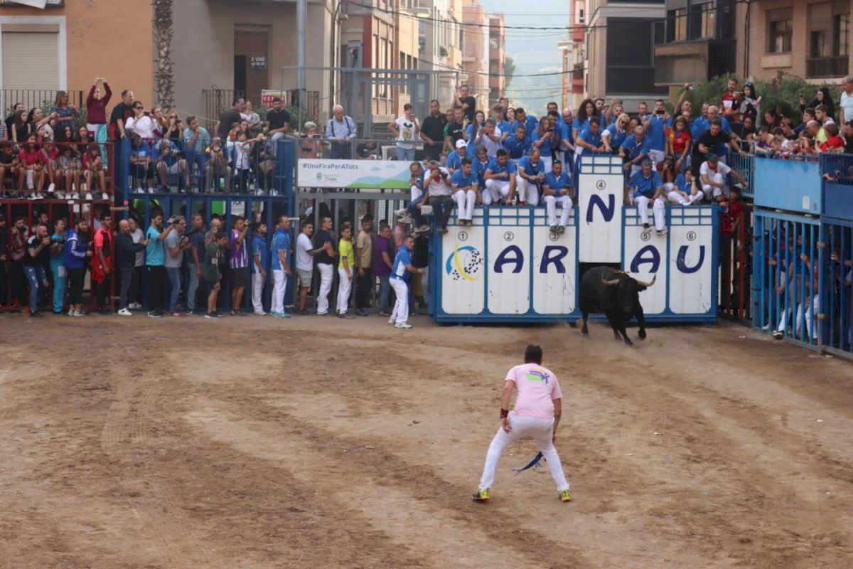 Un home rep cinc banyades durant els bous de la vesprada de la Fira d'Onda