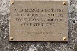 Les Coves de Vinromà instal·la una placa commemorativa en el cementeri de cara a la festivitat de Tots els Sants