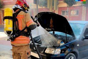 Arde un coche frente al Mercado de Sant Antoni en Castellón