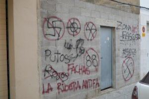 Denuncian la aparición de infinidad de pintadas nazis en Benifaió