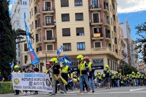 Éxito de la manifestación de los bomberos de Valenciaen defensa de los acuerdo con el colectivo y su cumplimiento