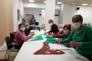 Quart de Poblet arranca su espíritu navideño con un taller de manualidades para los mayores