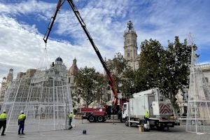 Compte enrere per al Nadal a València amb el muntatge de l'arbre a la plaça de l'Ajuntament