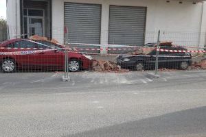 VIDEO | Cae un muro de un edificio abandonado y destroza dos coches en Albatera