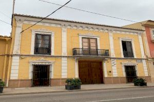 El Ayuntamiento de Benaguasil negocia la adquisición de la antigua Escuela de la Sagrada Familia