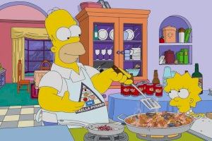 VIDEO | Homer Simpson cocina una paella con chorizo y arroz de Murcia