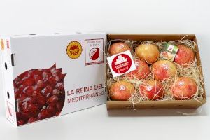 Vuelve el envío gratuito de 250 cajas de granadas de Elche para los valencianos que viven fuera por Navidad