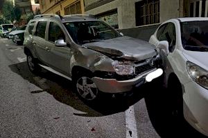 Colisiona de madrugada contra varios vehículos estacionados en Alcoi