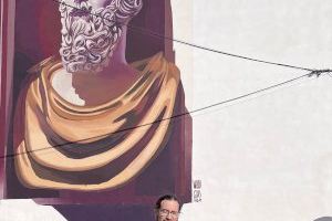 El artista Wedo acaba el último de los murales de la séptima edición del Més que Murs