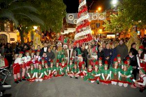 Un espectacle musical i de dansa acompanya una multitudinària encesa de l’arbre de "Ontinyent Il·lusiona"