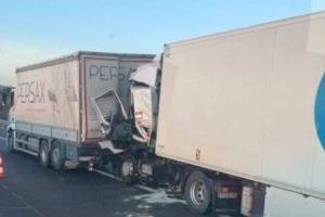 Un hombre resulta herido en el choque entre dos camiones en la AP-7 en Castelló