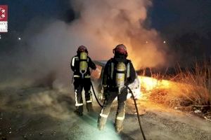 Un incendio arrasa un coche en Vila-real