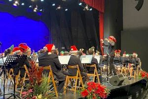 El tradicional concierto navideño de la Associació Musical L’Avanç llena de nuevo el auditorio de la Casa de Cultura