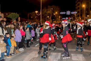 Papá Noel recorre en cabalgata las calles de Elche y congrega a miles de personas