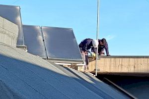 Almassora instala las placas solares en el consistorio para activar la primera comunidad energética