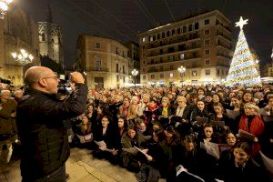 Más de 700 intérpretes cantan juntos villancicos en la plaza de la Virgen