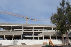 Un trabajador en la UCI al caer de un andamio en las obras del instituto de Burriana