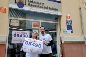 El Gordo de la Lotería de Navidad salpica al barrio de Ruzafa: “Es una gran felicidad dar un primer premio”