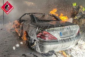 Las llamas calcinan tres vehículos en el incendio de una vivienda de La Nucía