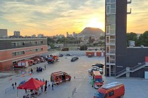 El Ayuntamiento de Alicante anima a visitar el parque de Bomberos en su jornada solidaria donando juguetes o comida esta Navidad