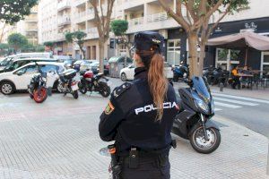 Acuchilla en una pierna al dueño de un local de Gandia y lesiona a su mujer