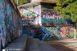 El Ayuntamiento acomete la limpieza de pintadas en los muros empedrados del parque del Monte Tossal