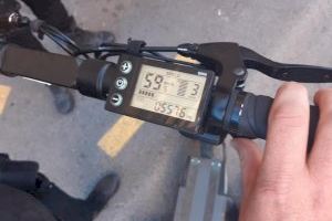 Un joven conduce su patinete eléctrico a 59 km/h en sentido contrario en Elche