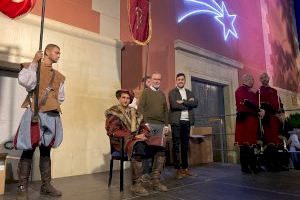 Cientos de niñas y niños entregan sus cartas al mensajero de los Reyes Magos en El Campello durante un desfile lleno de magia y color