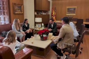 El alcalde recibe a las influencers ilicitanas Lola Lolita y Sofía Surferss