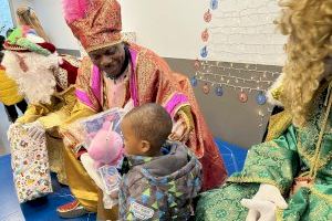 Los 150 niños y niñas de las Escuelas Infantiles de Casa Caridad reciben la visita de los Reyes Magos