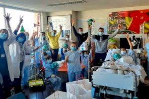 Los Hospitales de Alicante reciben la tradicional visita de los jugadores del Hércules en la víspera de los Reyes Magos