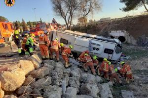 Un autobús s'ix de la carretera i salta per un terraplè a Paterna