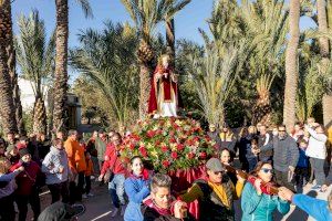 San Antón vuelve a salir a las calles del barrio en una multitudinaria romería