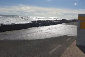 La mar supera el mur en Pla de la Torre i el PP demana inversió "enfront de l'erosió socialista"