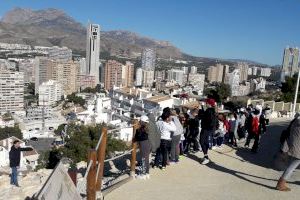 Un centenar de alumnos del Leonor Canalejas visita el Tossal de la Cala, que en breve vivirá una nueva actuación arqueológica