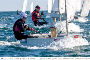 El viento condiciona el estreno de la XV Euromarina Optimist Torrevieja