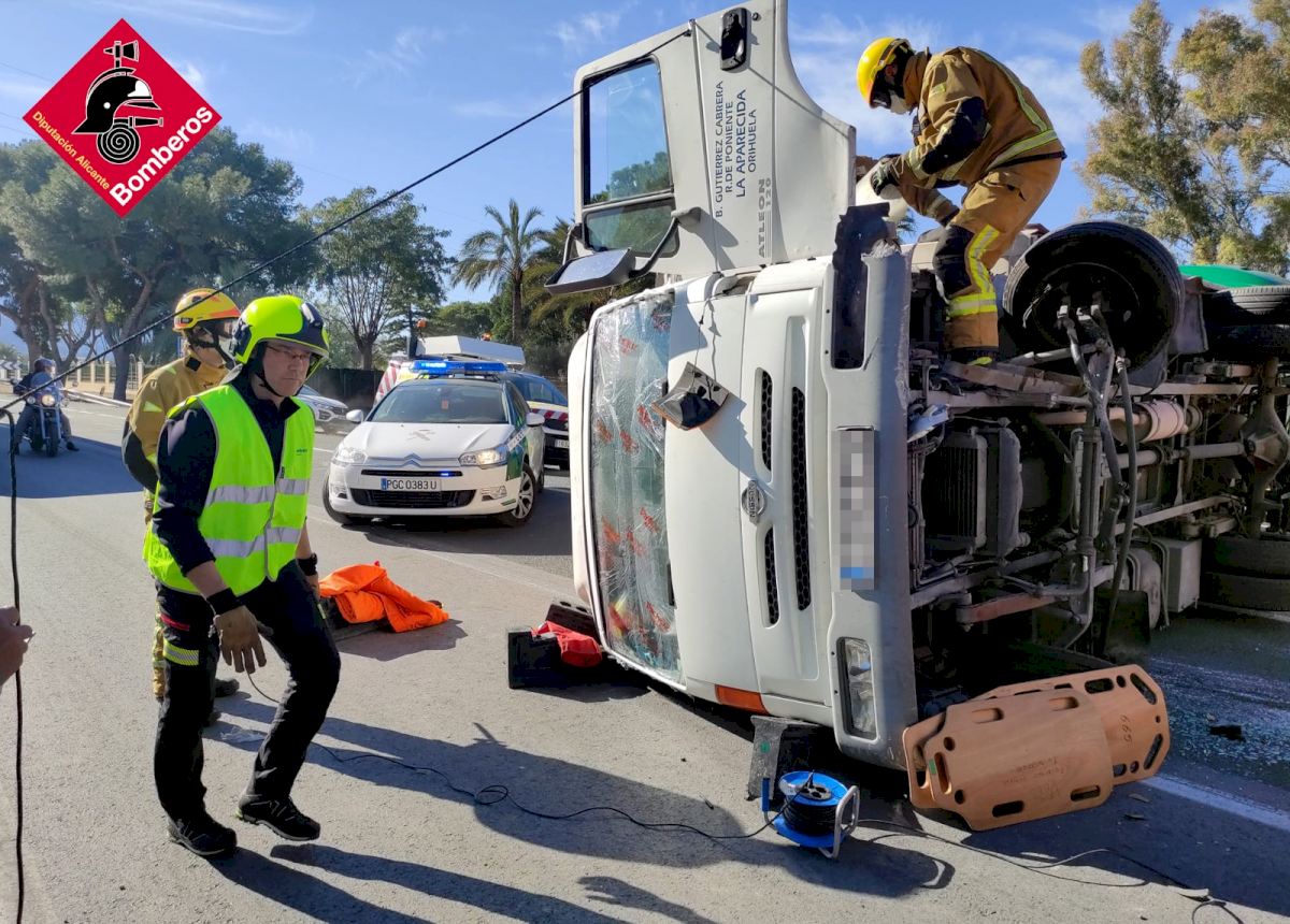 Accidente Alicante Tres Personas Heridas Entre Ellas Una Mujer Atrapada Tras Volcar Un