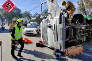 Tres personas heridas, entre ellas una mujer atrapada, tras volcar un camión en Cox