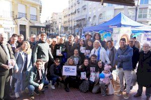 Mazón visita la carpa de la campaña ‘Tu Valencia’ en el mercado de Ruzafa