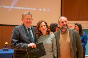 El Ayuntamiento de Benejúzar obsequia a Ximo Puig con el Libro de Prestigio de las Fiestas y Romería del Pilar