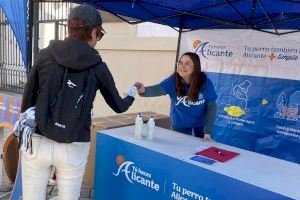 El Ayuntamiento y UTE Alicante reparten 10.000 botellas gratis para la limpieza del orín de las mascotas en la ciudad