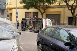 Bolca una furgoneta en el centre de Castelló