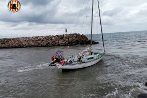 Rescatan a una familia encallada en un barco en El Perelló