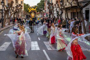 Las calles de Benicàssim se inundan de color en el desfile de Carnaval