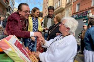 María José Catalá y Carlos Mazón, en el homenaje a las Bolilleras de la Falla “El Quarantahuit”