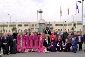 Más de cien internos participan en una misa en prisión con el Cristo de Medinaceli del Grao y un coro rociero