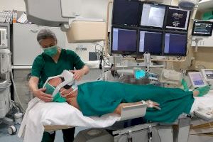 El Hospital Clínico realiza un ensayo para valorar si el uso de la realidad virtual reduce la ansiedad y el dolor durante los cateterismos