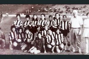 Les jugadores del primer equip femení de futbol de Dénia reben un reconeixement amb motiu del Dia Internacional de les Dones