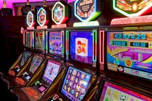 Una empleada de un casino de Benidorm juega a las tragaperras con los 19.000 euros robados a la empresa