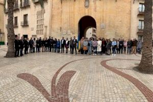 Cinco minutos de silencio en la Plaça de Baix contra la guerra de Ucrania